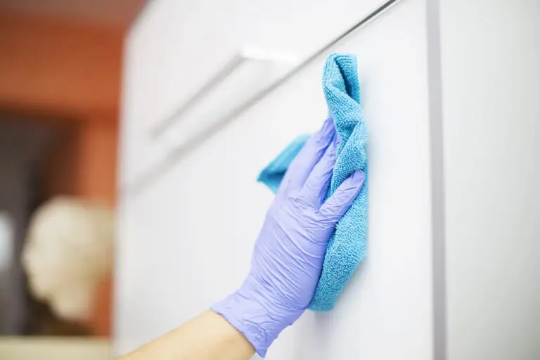 How to Clean Grease Off Kitchen Cabinets? A Professional Degreasing Guide